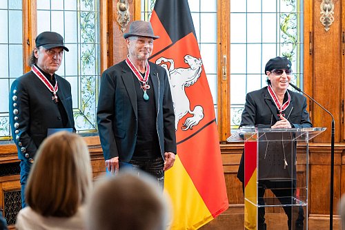 Vor zwei Jahren erhielten Matthias Jabs, Rudolf Schenker und Klaus Meine das Große Verdienstkreuz des Niedersächsischen Verdienstordens. (Archivbild) - © Michael Matthey/dpa