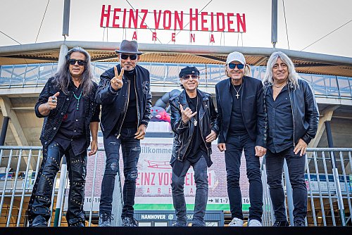 Die fünf Bandmitglieder sind Bassist Pawel M?ciwoda, Gitarrist Rudolf Schenker, Sänger Klaus Meine, Gitarrist Matthias Jabs, und Schlagzeuger Mikkey Dee, der früher bei Motörhead trommelte. (Archivbild) - © Moritz Frankenberg/dpa