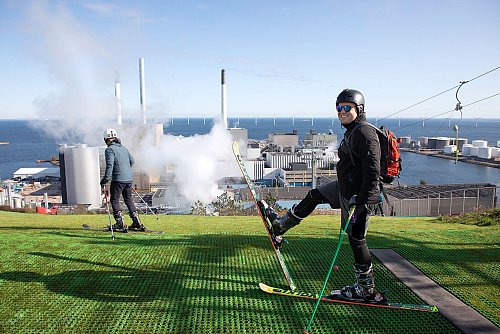 Die Piste runter zu jeder Jahreszeit: Das ist am «Copenhill» auf grünen Matten möglich. - © VisitCopenhagen/dpa-tmn