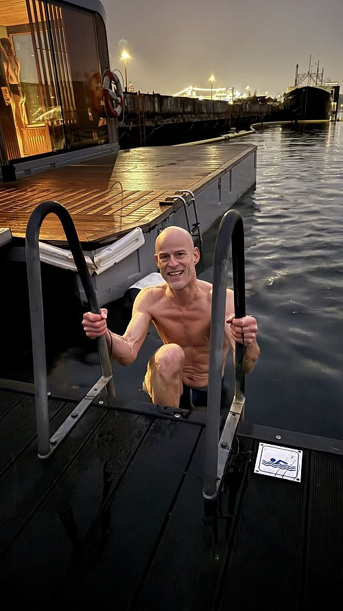 Mag das kalte Wasser: der sportverrückte Langstreckenschwimmer Hans Henrik Heming. - © Eva Weizenegger/dpa-tmn