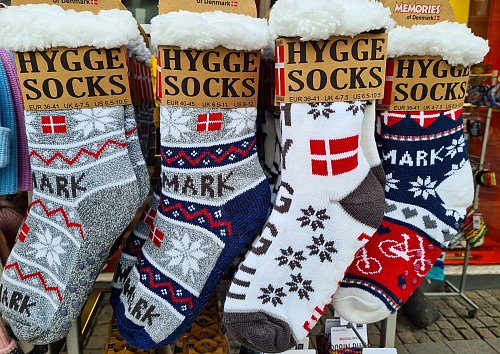 Souvenir, passend zur Jahreszeit: Wintersocken mit der Aufschrift Hygge. - © Roswitha Bruder-Pasewald/dpa-tmn