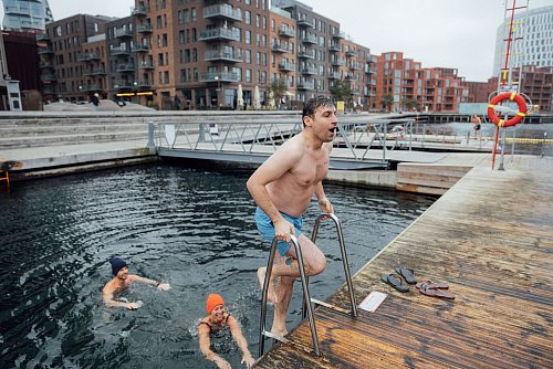 Kälteschock oder Glücksgefühl? Winterbadende an einer der zahlreichen Badestellen in Kopenhagen. - © Daniel Jensen/Visit Kopenhagen/dpa-tmn