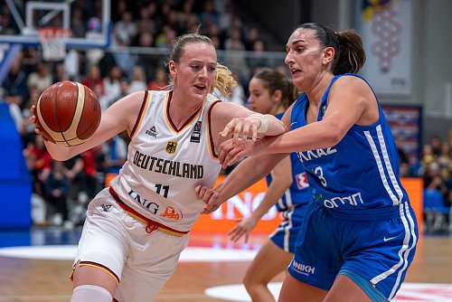 Marie Gülich führte die deutschen Basketballerinnen mit ihrer Erfahrung an. - © David Inderlied/dpa