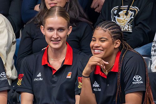 Die beiden WNBA-Champions Leonie Fiebich und Nyara Sabally kamen gegen Griechenland nicht zum Einsatz. - © David Inderlied/dpa