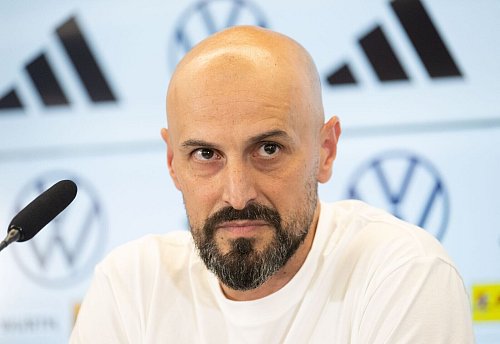 Hinterfragt die Woltemade-Debatte vor dem U21-EM-Finale: Trainer Antonio Di Salvo - © Boris Roessler/dpa