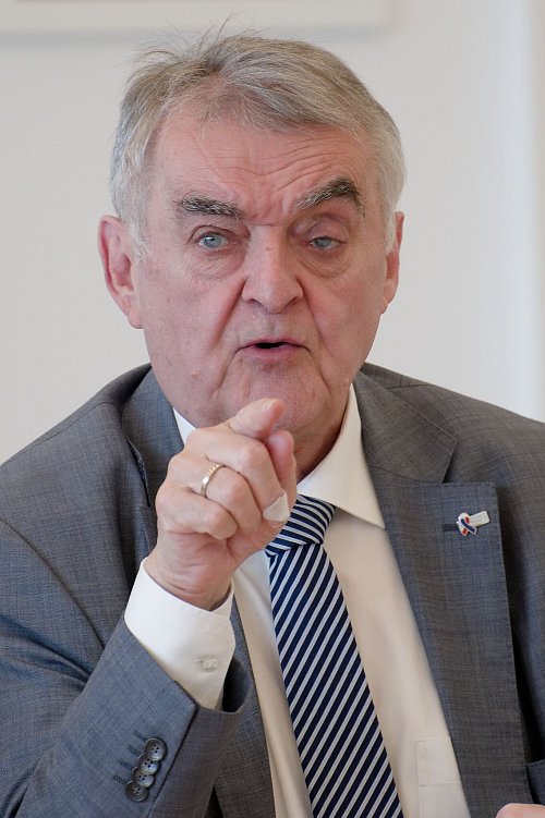 Innenminister Herbert Reul (CDU) weist auf Onlineaktivitäten von Terroristen und Schwerkriminellen hin. - © Henning Kaiser/dpa