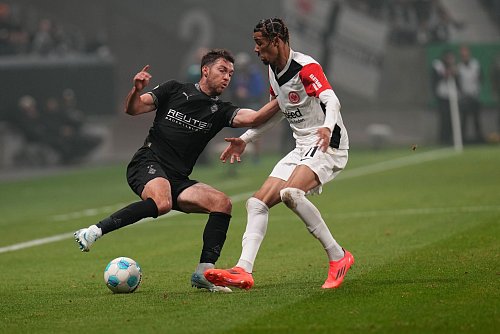 Trotz Unterzahl schafft es die Eintracht ins Achtelfinale des DFB-Pokals. - © Thomas Frey/dpa