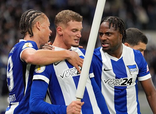 Hertha BSC darf weiter vom Pokal im heimischen Olympiastadion träumen. - © Soeren Stache/dpa