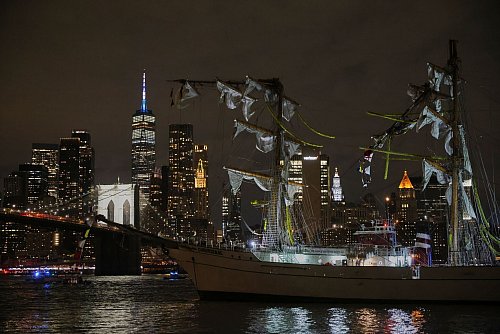 Das Ausbildungsschiff der mexikanischen Marine war am Abend verunglückt. - © Yuki Iwamura/AP/dpa