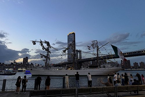 Auf dem Schiff spielten sich dramatische Szenen ab. - © Nick Corso/via AP/dpa