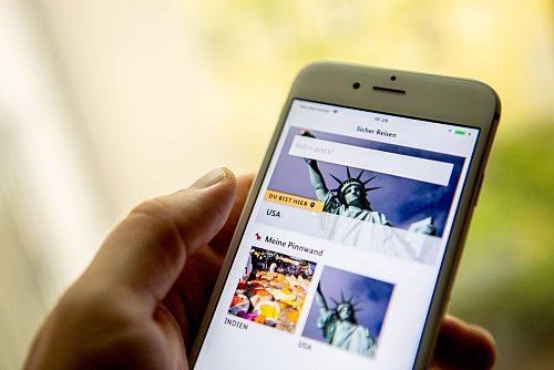 Die «Sicher Reisen»-App des Auswärtigen Amts liefert umfassende, tagesaktuelle Informationen zum Urlaubsziel. - © Zacharie Scheurer/dpa-tmn