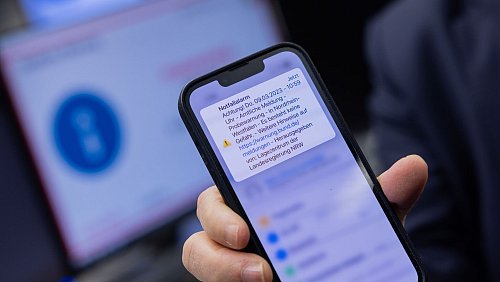 Keine App nötig: Den Empfang von Cell-Broadcast-Nachrichten beherrschen viele neuere Smartphones ab Werk - das funktioniert auch in einigen beliebten Reiseländern, darunter Griechenland. - © Rolf Vennenbernd/dpa/dpa-tmn