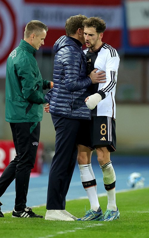 Nochmal vereint beim Nationalteam? Julian Nagelsmann (M) und Leon Goretzka. - © Christian Charisius/dpa