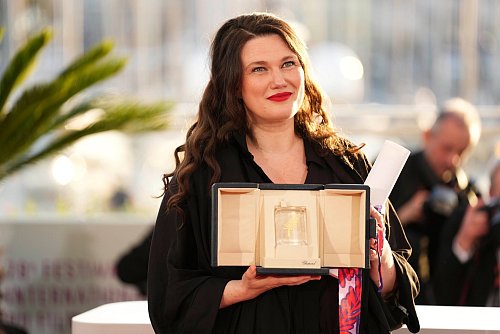 Mascha Schilinski mit ihrer Auszeichnung. - © Scott A Garfitt/Invision/AP/dpa