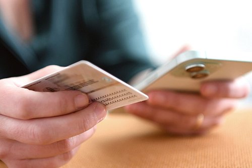 Wer beim Bund-ID-Konto die höchste Vertrauensstufe für alle denkbaren Online-Dienstleistungen freischalten will, muss sich mit der E-ID des Persos ausweisen. Das geht mit vielen Smartphones oder über einen Kartenleser am Rechner. - © Zacharie Scheurer/dpa-tmn