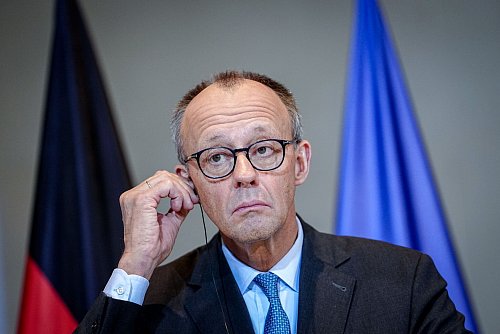 Der Regierungssprecher sieht nur eine äußerliche Ähnlichkeit zwischen Merz und Stromberg. (Archivbild) - © Kay Nietfeld/dpa