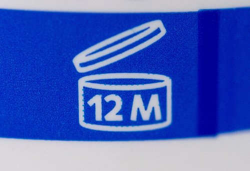 Ist auf der Sonnencremetube das Symbol eines offenen Cremetiegels mit dieser Zahl abgedruckt, bedeutet das: Dieses Produkt kann nach dem Öffnen zwölf Monate lang bedenkenlos verwendet werden. - © Andrea Warnecke/dpa-tmn