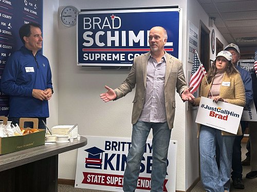 Auch Elon Musks Millionen verhalfen dem konservativen Kandidaten Brad Schimel nicht zum Sieg. - © Scott Bauer/AP/dpa