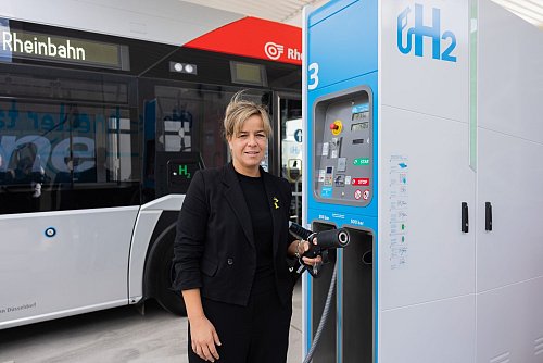 NRW-Wirtschaftsministerin Neubaur betont die kurzen Betankungszeiten und großen Reichweiten von Wasserstoff-Fahrzeugen besonders im Bus- und Schwerlastverkehr. - © Rolf Vennenbernd/dpa