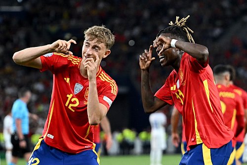Hatten Spaß gegen Frankreich: Dean Huijsen und Nico Williams - © Marijan Murat/dpa