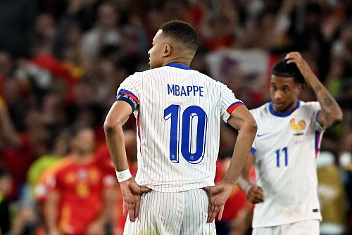 Mehr als einer der beiden Ehrentreffer war Kylian Mbappé nicht vergönnt. - © Marijan Murat/dpa