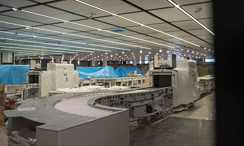 Die künftige Handgepäckskontrolle im Erweiterungsbau des Terminal 1 am Münchner Flughafen. - © Leonie Asendorpf/dpa