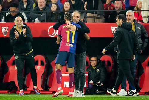 Raphinha ist unter Hansi Flick bei Barcelona Leistungsträger. - © Jose Breton/AP/dpa