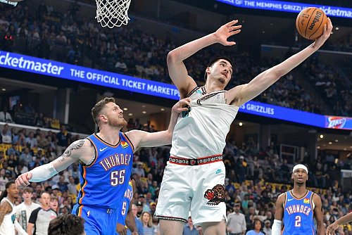 Isaiah Hartenstein (l.) wurde mit Oklahoma extrem gefordert. - © Brandon Dill/AP/dpa