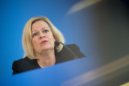Bundesinnenministerin Nancy Faeser (SPD) hielt Binnengrenzkontrollen anfangs für keine gute Idee. Inzwischen ist sie anderer Meinung - auch weil die Begrenzung irregulärer Migration inzwischen ein Anliegen ist, hinter dem alle drei Koalitionspartner stehen. (Archivfoto) - © Sebastian Gollnow/dpa