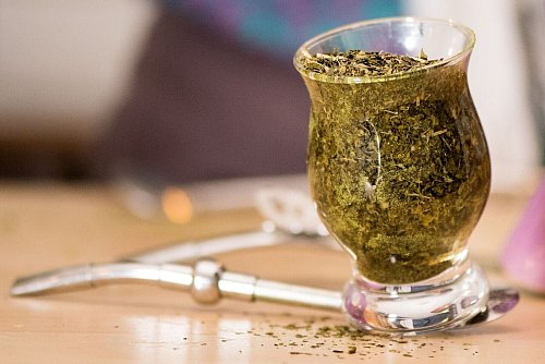 Sein erdig-süßliches bis leicht bitteres Aroma erhält der Mate-Tee bei der Herstellung: Über dem Holzfeuer erhitzt, dann getrocknet, zerkleinert und mehrere Monate gelagert. - © Franziska Gabbert/dpa-tmn