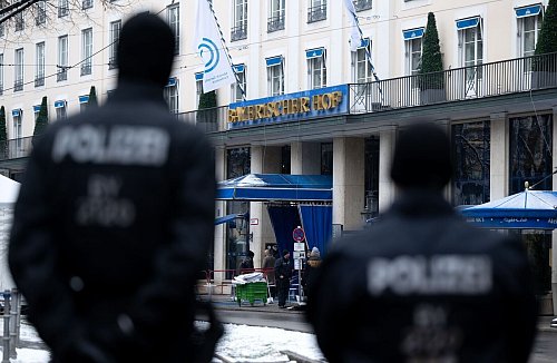 Im Februar hatten es russische Hacktivisten unter anderem auf die Website des Hotels Bayerischer Hof abgesehen, in dem die Münchner Sicherheitskonferenz stattfand. (Archivfoto) - © Sven Hoppe/dpa