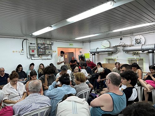Während der Iran Raketen auf Israel abfeuert, suchen die Menschen in Tel Aviv Schutz in einem Bunker. - © Sara Lemel/dpa