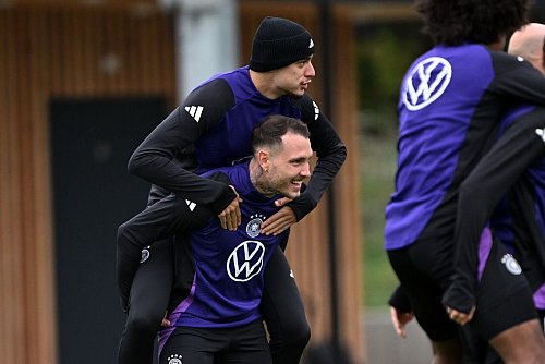Huckepack zum Erfolg: David Raum und Aleksandar Pavlovic (oben) bei einer Trainingsübung. - © Federico Gambarini/dpa