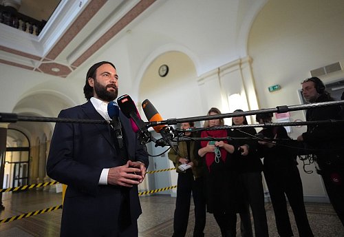 Blocks Verteidiger Ingo Bott gibt vor der Presse ein Statement ab. - © Marcus Brandt/dpa