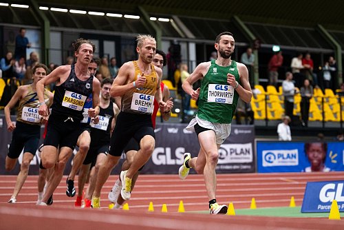 Maximilian Thorwirth (r) gewinnt ein spannendes Rennen über die 3000 Meter. - © Marius Becker/dpa
