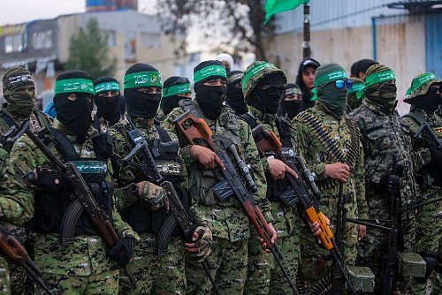 Vermummte und bewaffnete Mitglieder der Terrororganisation Hamas. - © Jehad Alshrafi/AP/dpa
