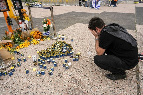 Trauer um tote Geiseln in Tel Aviv. - © Oded Balilty/AP/dpa