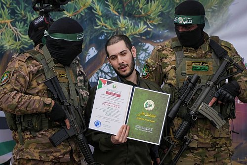 Die Geiseln wurden vor der Übergabe an das Internationale Komitee vom Roten Kreuz (IKRK) von ihren Bewachern wiederholt angehalten, zu lächeln und zu winken. - © Abdel Kareem Hana/AP/dpa