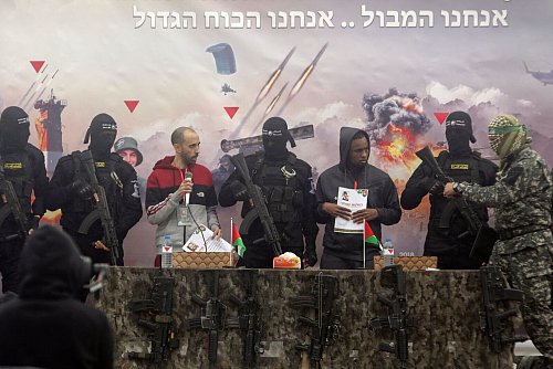 Freilassung von Geiseln in Rafah. - © Jehad Alshrafi/AP/dpa