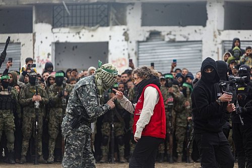 Das Internationale Komitee vom Roten Kreuz (IKRK) hat wiederholt gesagt, dass eine Herabwürdigung der Geiseln bei der Übergabe inakzeptabel sei. - © Jehad Alshrafi/AP/dpa