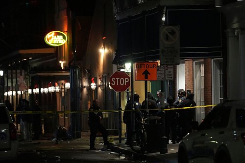 Großeinsatz in New Orleans\\\' Ausgehviertel, dem French Quarter: Ein Auto ist in eine Menschenmenge gefahren. - © Gerald Herbert/AP/dpa