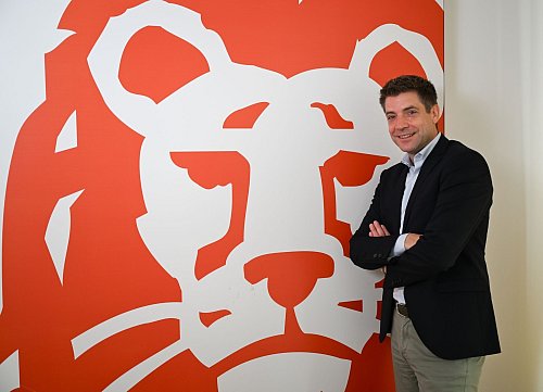 Europas größte Direktbank ist stark vom Zinsüberschuss abhängig, der neue Chef will für mehr Balance sorgen. - © Arne Dedert/dpa
