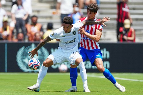 Botafogos Igor Jesus (l) und Atléticos Robin Le Normand kämpfen um den Ball. - © Jae Hong/AP/dpa
