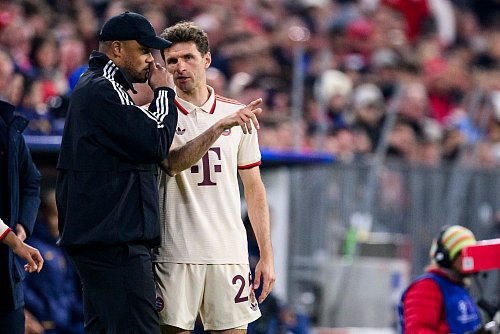 Ein Thomas-Müller-Spiel? Bayern-Trainer Vincent Kompany vor der Einwechslung von Müller beim Hinspiel. - © Tom Weller/dpa