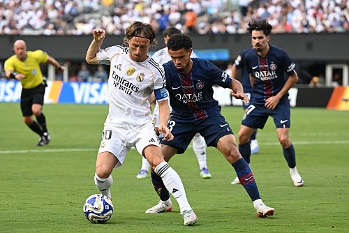 25 bittere Abschiedsminuten mit der Kapitänsbinde: Real-Legende Luca Madrid (vorne). - © Sven Hoppe/dpa