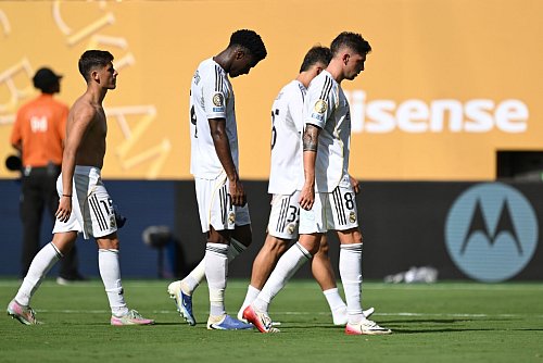 Abgang mit hängenden Köpfen, die schwer geschlagenen Spieler von Real Madrid. - © Sven Hoppe/dpa