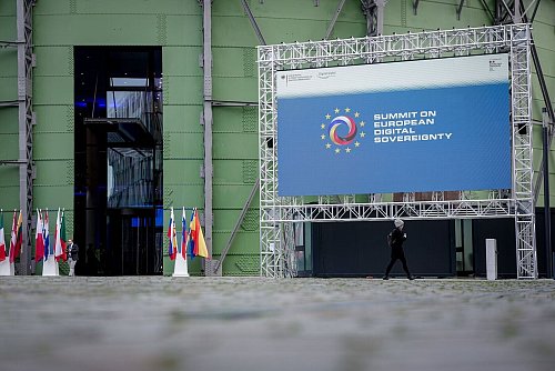 Rund 1.000 Gäste aus Frankreich, Deutschland und anderen EU-Ländern trafen sich auf dem EUREF-Forschungscampus in Berlin und diskutierten über digitale Souveränität. - © Kay Nietfeld/dpa