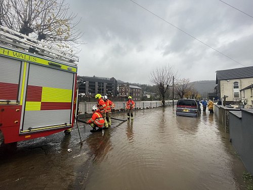 Mancherorts standen ganze Straßenzüge unter Wasser, Hunderte Häuser wurden beschädigt. - © George Thompson/PA Wire/dpa