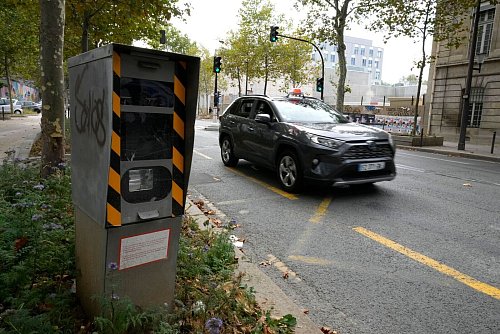 Frankreichs Automobilklub vermutet hinter dem Hochrüsten der Radarfallen staatliche Abzocke (Archivbild). - © Francois Mori/AP/dpa