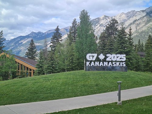 Diesmal tagen die Staats- und Regierungschefs in den kanadischen Rocky Mountains. - © Sophia Weimer/dpa